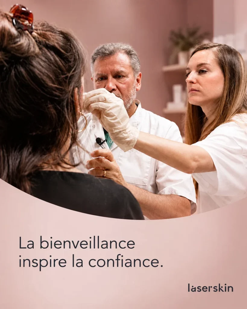 Deux membres du personnel en tenue blanche examinent ou soignent le visage d’une personne assise.
