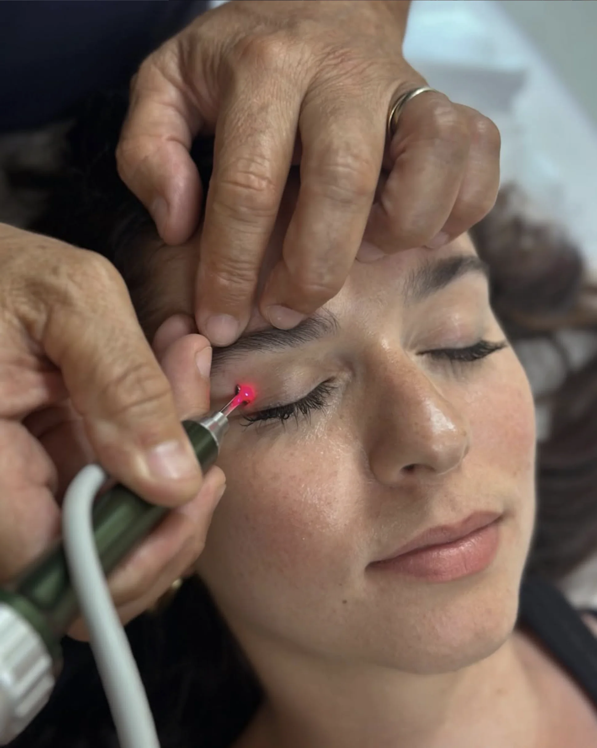 Pièce à main médicale générique et lunettes de protection dans une salle de soin